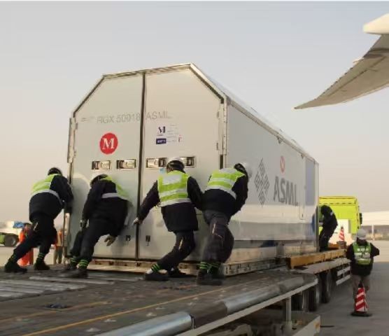 工作人员正在核对航空运单信息